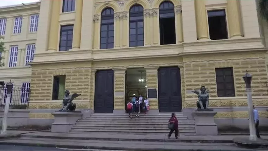 Polémica con Patronato del Instituto Nacional