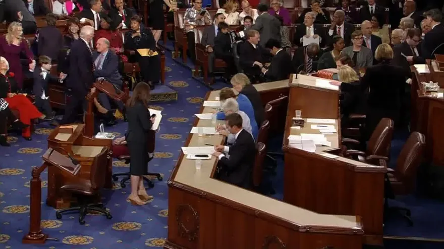 La Cámara baja de EE.UU. aprueba recursos para reabrir la Administración