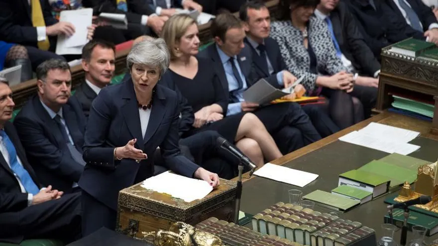 Fotografía cedida por el Parlamento del Reino Unido, de la primera ministra británica, Theresa May, en un momento de su intervención en la Cámara de los Comunes británica en Westminster, este miércoles.
