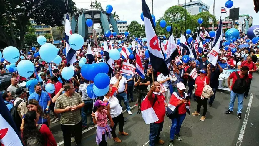 Protestas de taxistas y educadores provocan caos en capital de Costa Rica