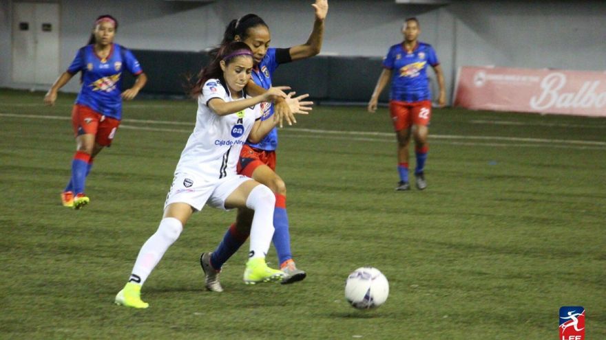 Acción del partido de cuartos de final de la LFF entre Plaza Amador y Tauro FC