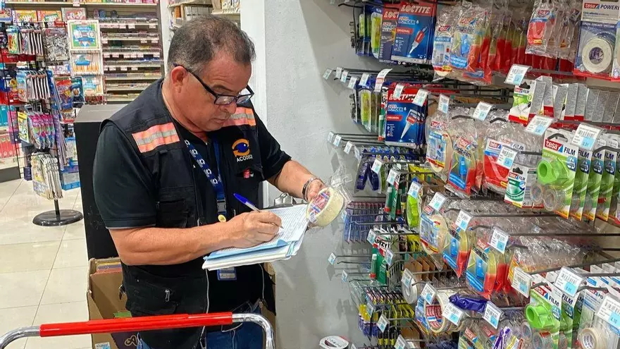 Exhibición del precio total incluidos impuestos y cargos adicionales en productos y servicios.