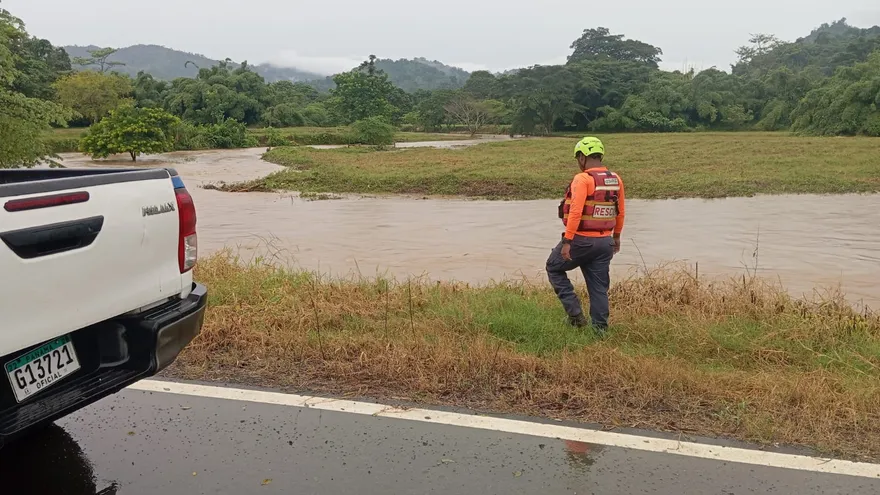 Sinaproc monitorea quebrada que salió de cauce en la comunidad de Juan Gallego.