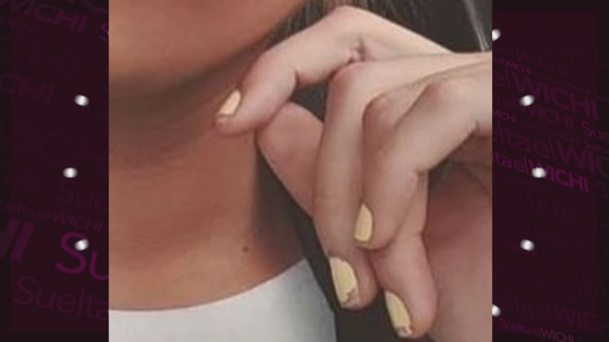 Aeleen de La Cáscara anda con las uñas descascarilladas