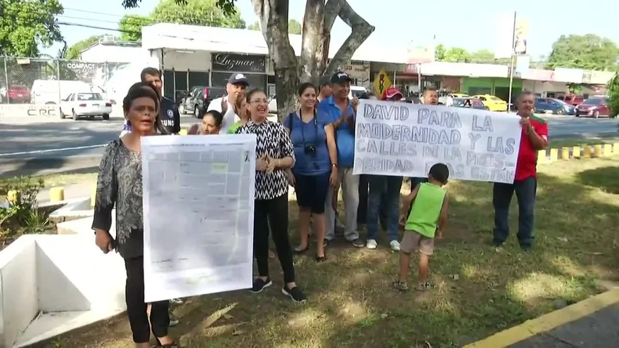 Residentes protestan por mal estado de calles en David