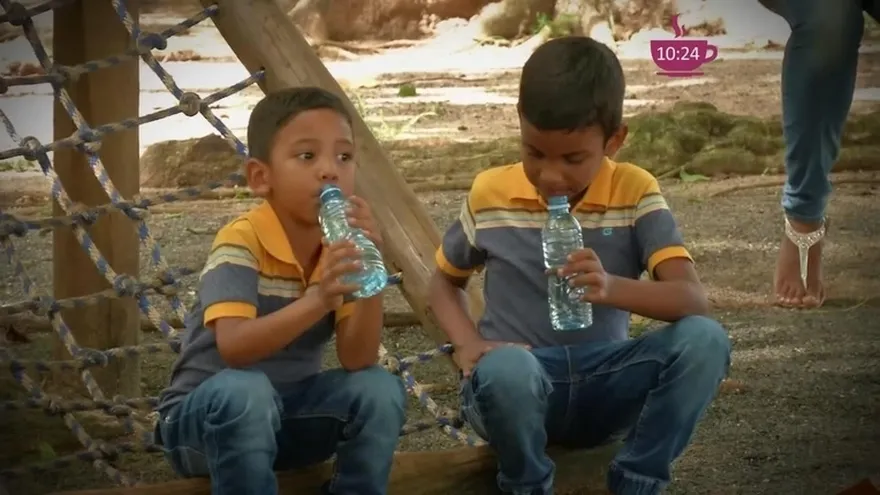 ¡Es importante! hidratar a los niños