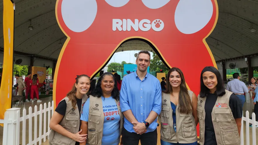 Camilo Jaramillo (Gerente General de la Joint Venture entre Grupo BIOS y CMI), Monique Mulino (Representante de Misión Patitas) y voluntarias de Misión Patitas.