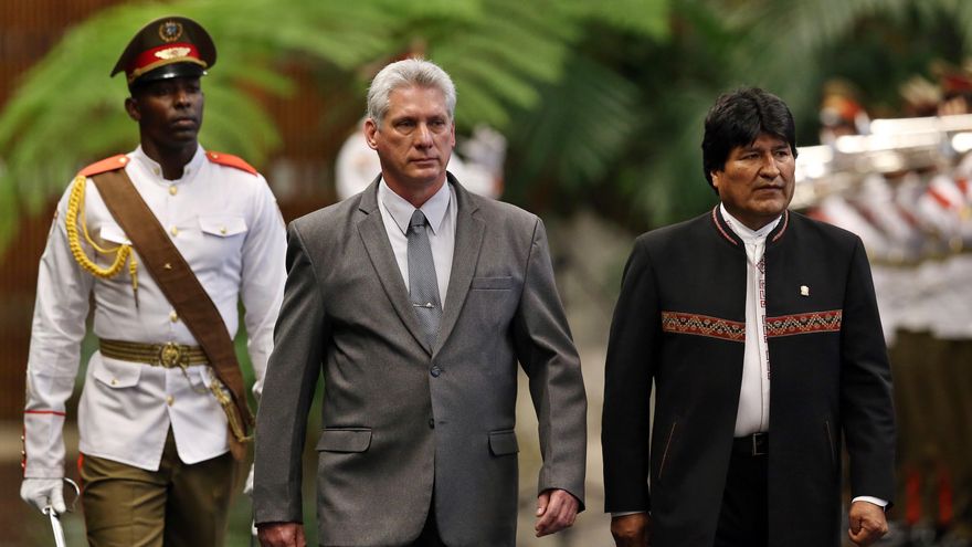En la imagen, los presidentes de Cuba y Bolivia, Miguel Díaz-Canel (c) y Evo Morales (d), respectivamente.