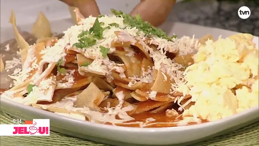 Receta con Locos por los tacos: chilaquiles rojos, huevos revueltos, frijoles, natilla y queso (final)