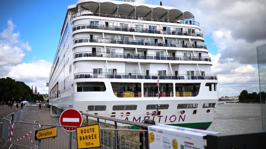 El crucero "Ambition", de la compañía Ambassador Cruise Line