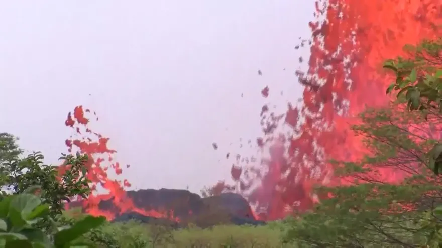 Lava volcánica en el océano, un peligroso fenómeno en Hawái