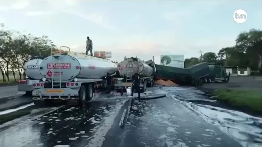 Dos camiones articulados colisionaron en la vía Panamericana