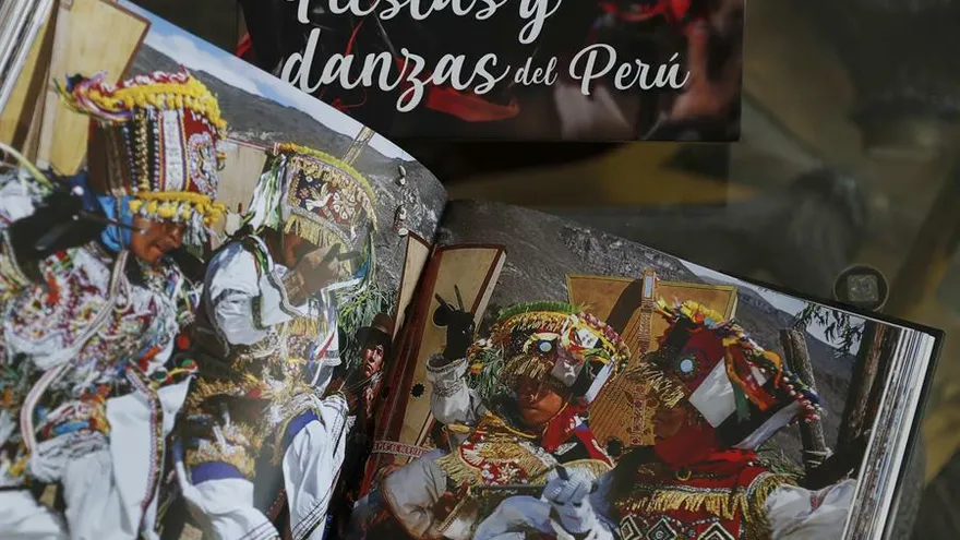 Fotografía que muestra un detalle del libro "Fiestas y danzas del Perú" el pasado 14 de febrero, en Lima (Perú)