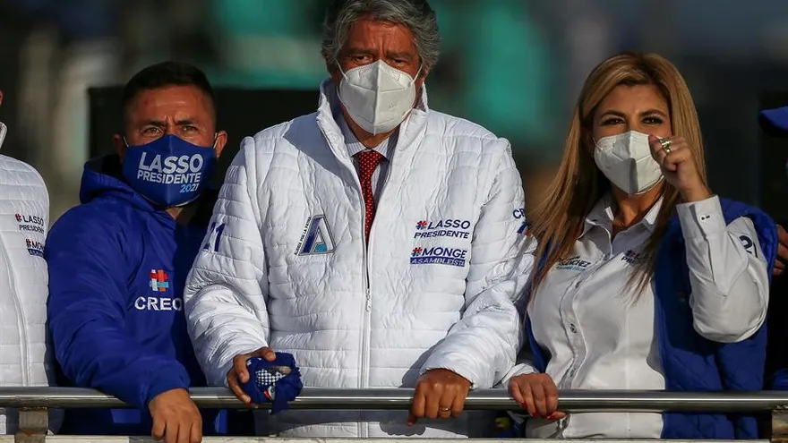 El candidato a la Presidencia de Ecuador, Guillermo Lasso (c), del movimiento CREO, participa en una caravana como parte de la campaña electoral hoy, viernes 22 de enero, en Quito