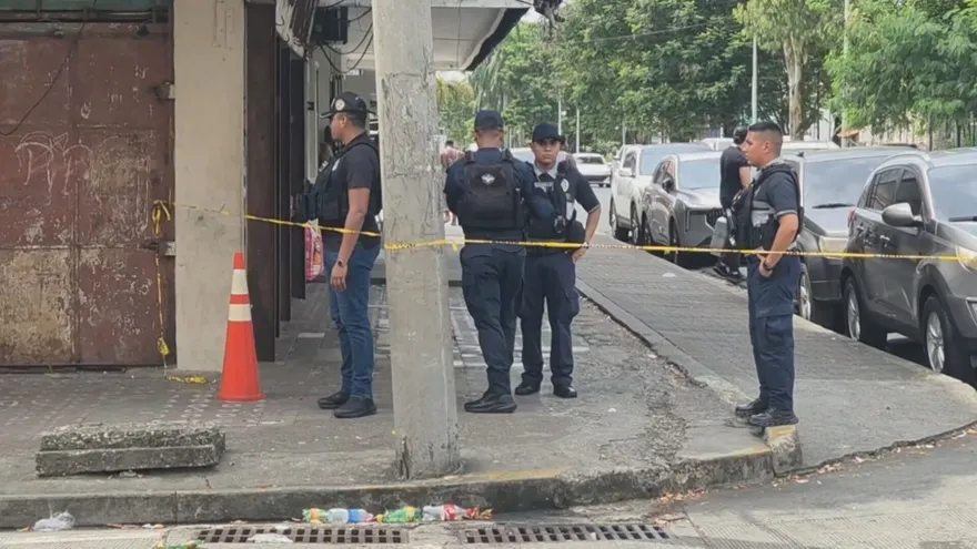 Hombre es asesinado a tiros a plena luz del día en la avenida Central de Colón