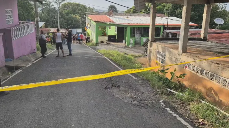 Joven es asesinado cuando se cortaba el cabello en el portal de una vivienda en Colón