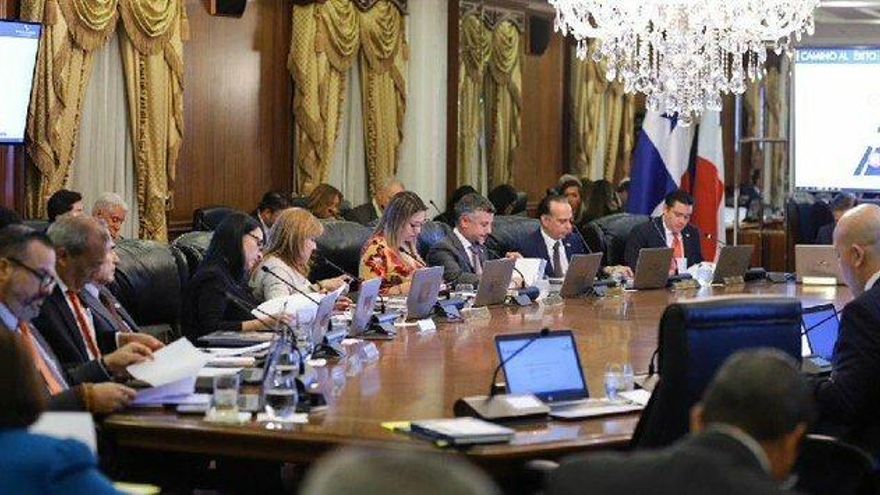 Gobierno pagará bono a jubilados y emitirá bonos por mil 300 millones de dólares