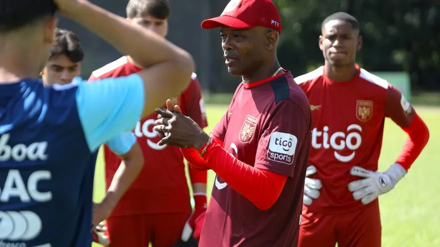 Jorge Dely Valdés ante sus dirigidos