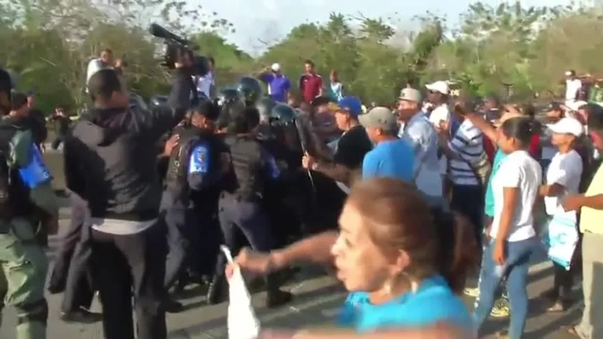 Enfrentamientos entre precaristas y policías en Corredor Norte