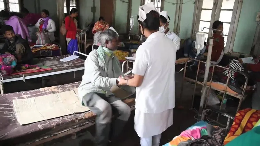 Alcohol adulterado deja casi un centenar de muertos en India