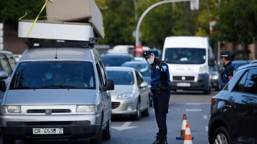 Vehículos transitan una avenida en Madrid