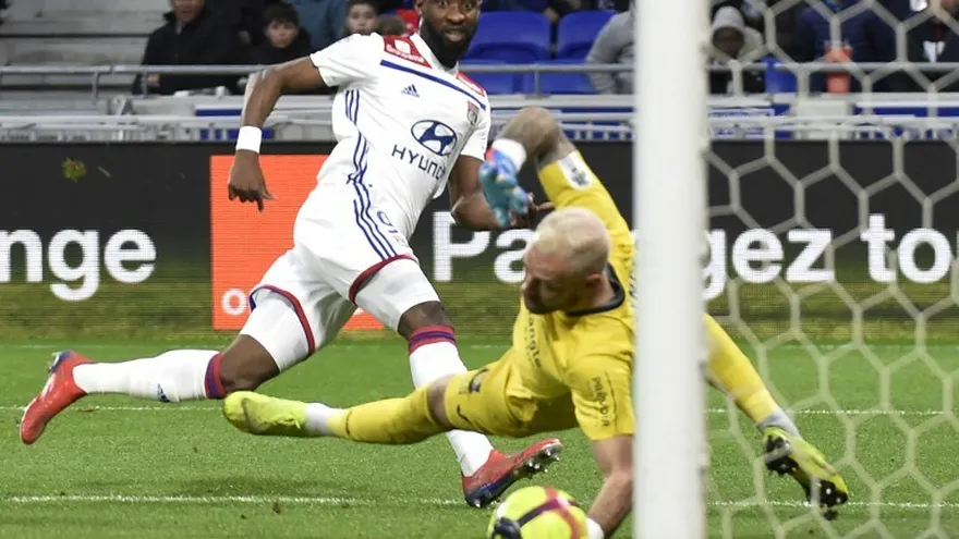 Moussa Dembele marca para el Lyon en el juego ante Toulouse