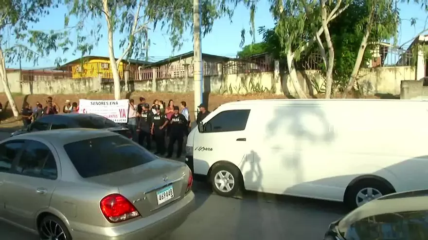 Residentes de Villa Lucre reclaman orden vehicular