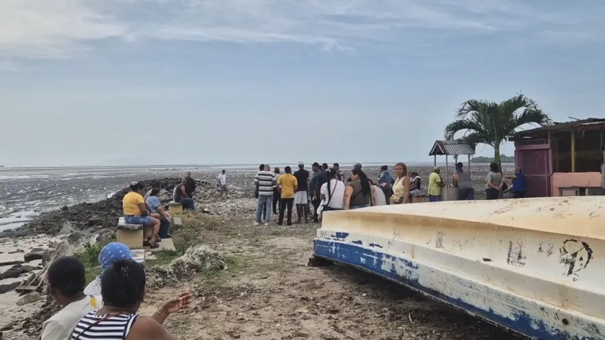 Embarcación se hunde en Puerto Caimito