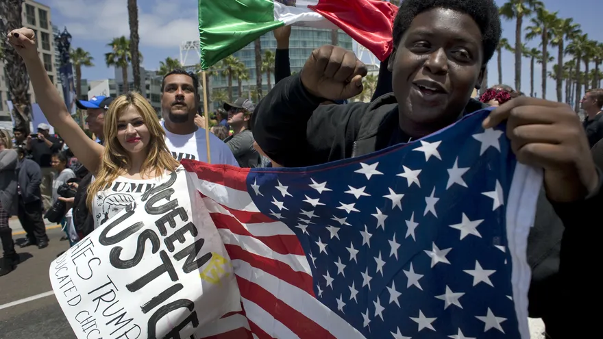Activistas se manifiestan contra el candidato presidencial republicano, Donald Trump, el viernes frente al Centro de Convenciones de San Diego, California (EE.UU.).