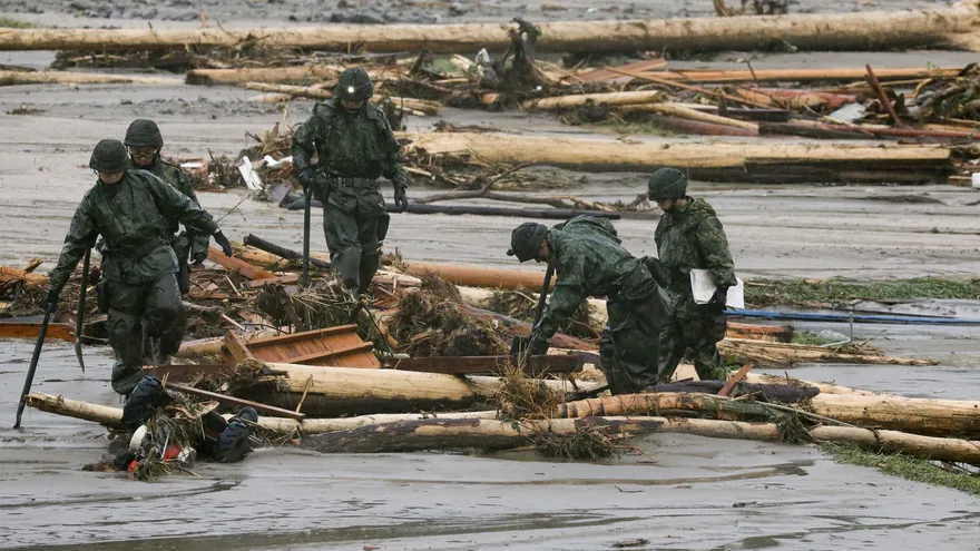 Personal del Ejército busca posibles desaparecidos tras las inundaciones y corrimientos de tierra causados por las lluvias torrenciales