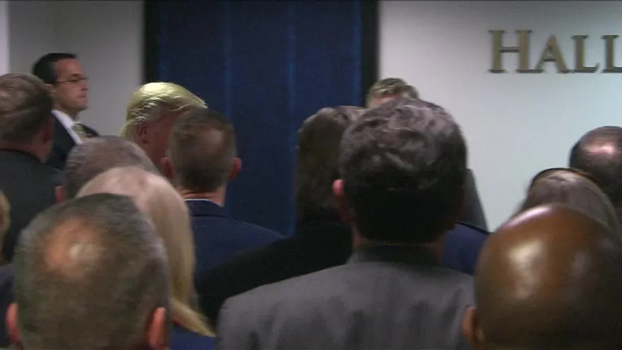 Trump bloquea a islámicos radicales, pide reconstrucción militar