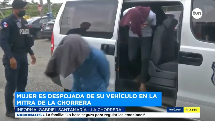 Tres detenidos por despojar de un auto a una mujer