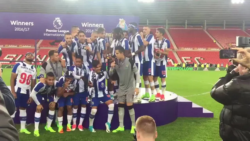 La celebración del Porto B campeones del Premier League International Cup