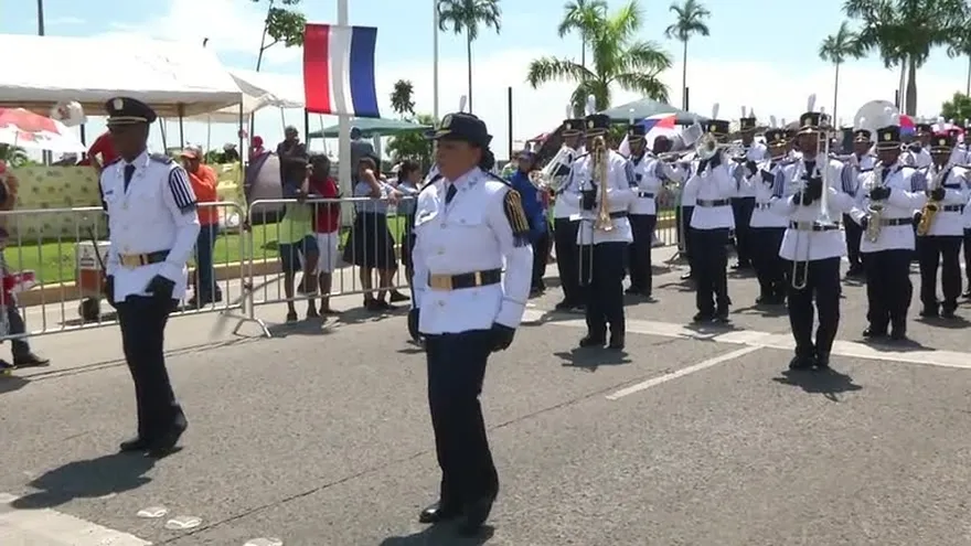 Desfiles en la cinta costera llaman la atención de panameños y extranjeros