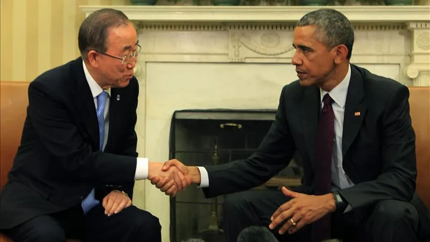El presidente de EE.UU., Barack Obama, estrecha la mano del secretario general de la ONU, Ban Ki-moon, durante su encuentro en la Casa Blanca, Washington, este 4 de agosto de 2015.