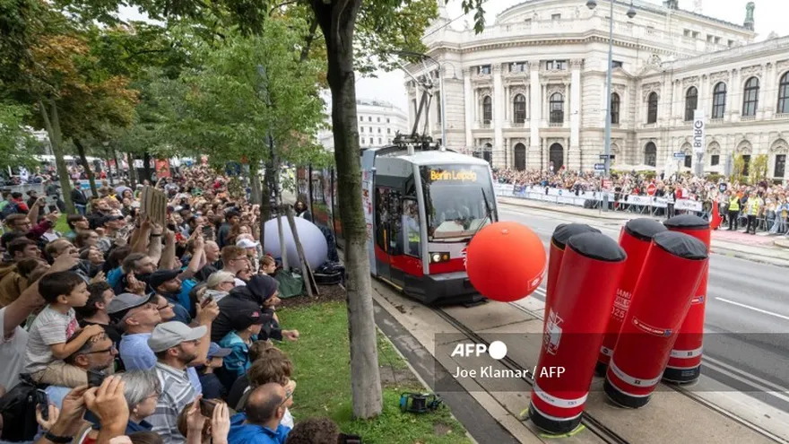 Parte de las pruebas de los conductores en el Mundial ante la mirada de decenas de personas en el público.