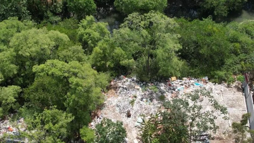 Vertedero clandestino en áreas de humedales