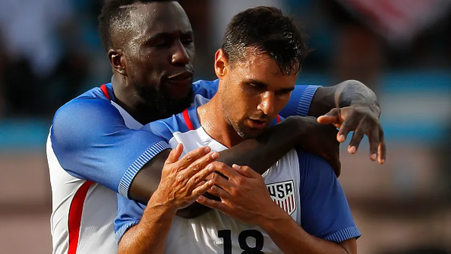 Jozy Altidore (atrás) es uno de los jugadores que sigue en la convocatoria estadounidense