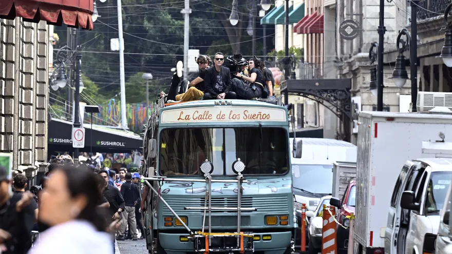 Durante la filmación, los integrantes de la banda interpretaron la canción sobre un autobús adaptado como escenario móvil