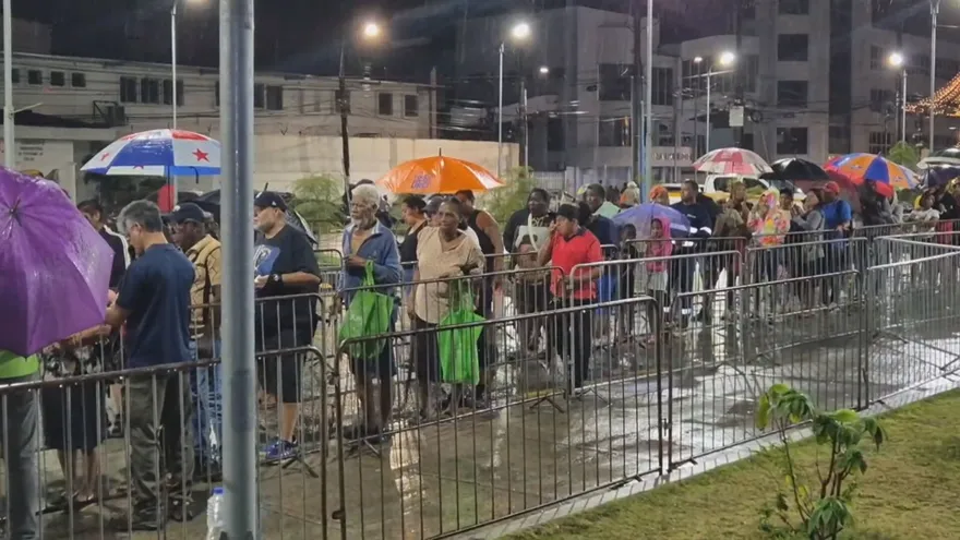 Personas acuden a comprar la caja navideña en Colón