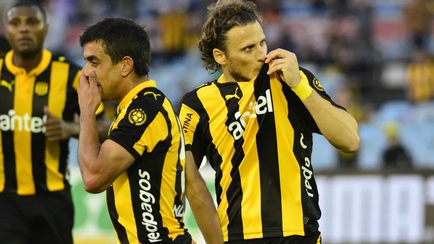 Forlán celebra su gol.