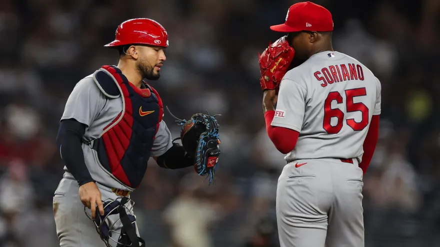 Iván Herrera en la receptoría con los Cardenales de San Luis