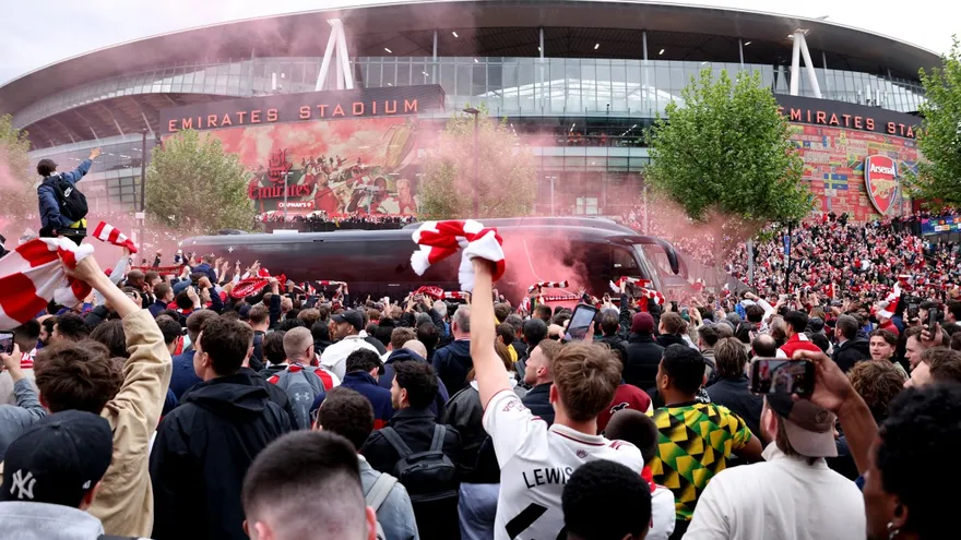 Fanáticos del Arsenal afuera del Emirates Stadium
