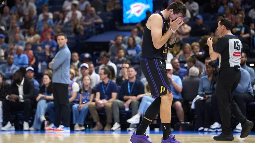 Luka Doncic se cubre el rostro tras lesionarse en el partido entre Lakers y Thunder