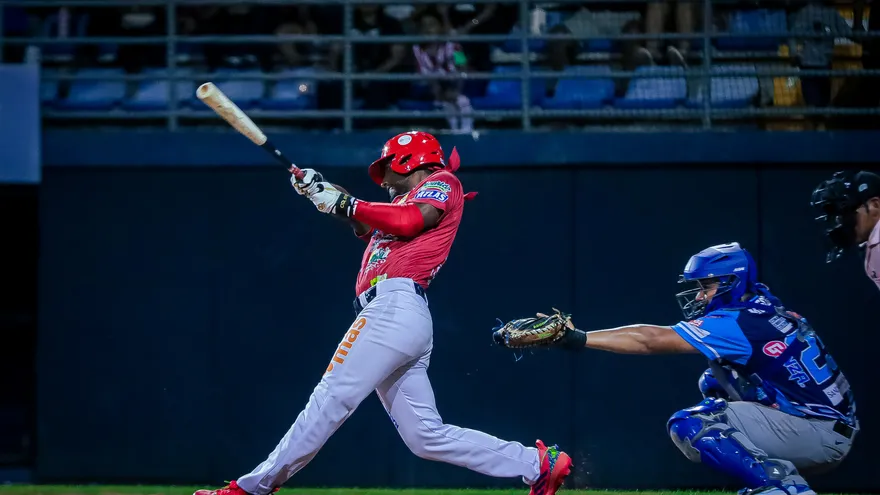 Acción del partido entre los equipos de béisbol mayor de Colón y Veraguas