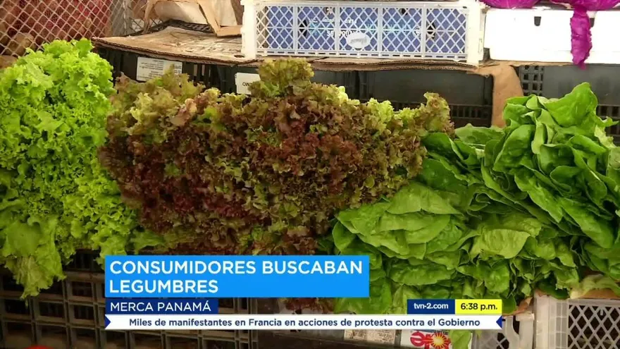 Compradores buscan productos para la comida del Día de las Madres