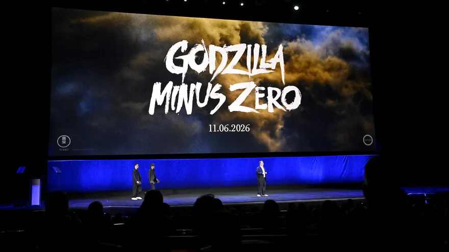 Michael McNamara, Takashi Yamazaki, director (Godzilla Minus Zero), y Dave Jesteadt, presidente de GKIDS, hablan en el escenario durante CinemaCon 2026 - El estado de la industria y la presentación de NEON en el Dolby Colosseum del Caesars Palace durante CinemaCon, la convención oficial de Cinema United, el pasado14 de abril de 2026, en Las Vegas, Nevada.