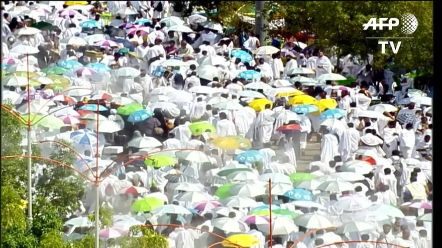 Peregrinos fluyen al Monte Arafat, punto culminante del hach