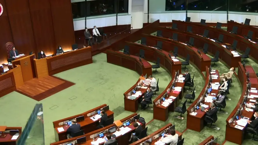 Parlamento de Hong Kong se reúne sin oposición prodemocracia y China rechaza críticas