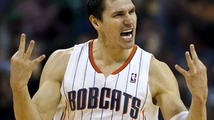 El mexicano Nájera anuncia su retiro de la NBA